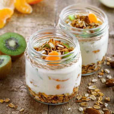 Granola yoğurt ve meyve ile