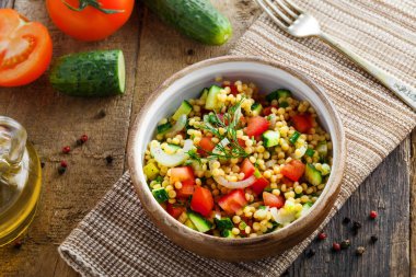 İsrail kuskus ptitim sebzeli