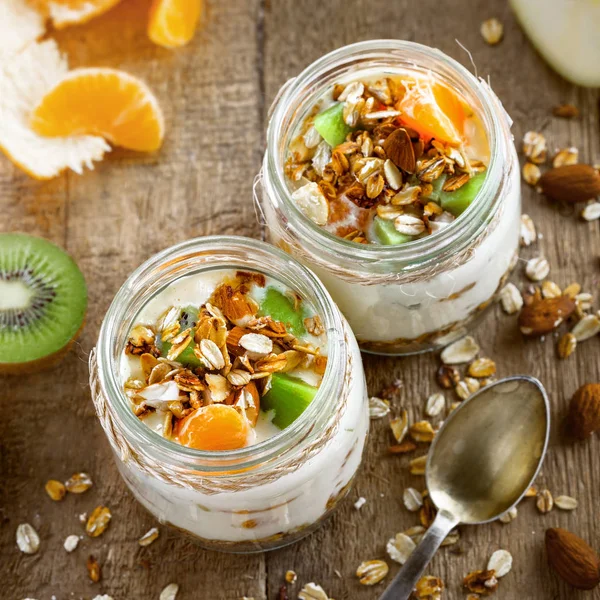 Granola with yogurt and fruits — Stock Photo, Image