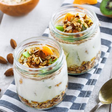 Granola yoğurt ve meyve ile