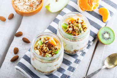 Granola yoğurt ve meyve ile