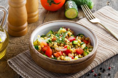 İsrail kuskus ptitim sebzeli