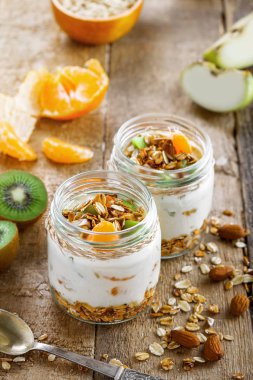 Granola yoğurt ve meyve ile