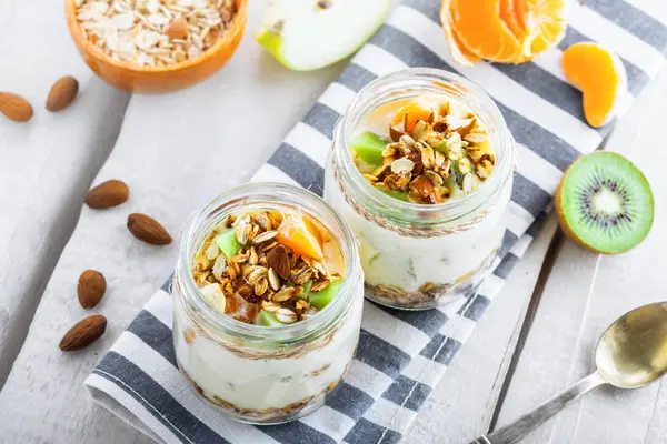 Granola, joghurt és gyümölcs — Stock Fotó