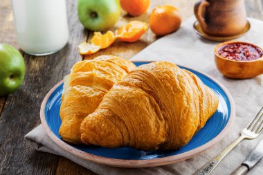 Reçel, süt, taze meyve ve süt ile Fransız ay çöreği