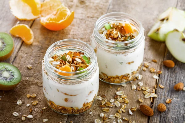 Granola with yogurt and fruits — Stock Photo, Image