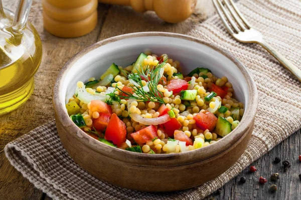 Cuscuz israelense Ptitim com legumes — Fotografia de Stock