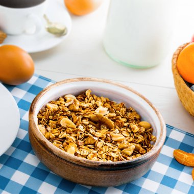 Sağlıklı kahvaltı için yulaf ezmesi müsli