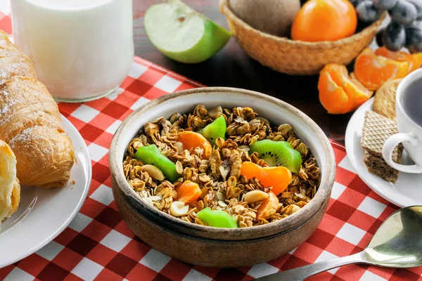 Sağlıklı kahvaltı için yulaf ezmesi müsli