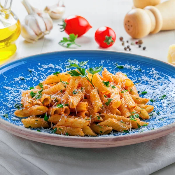 Traditionelle Italienische Mahlzeit Aus Penne Pasta Und Arrabiata Sauce Mit — Stockfoto
