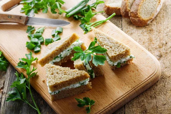 Sandvișuri Mici Din Pâine Secară Brânză Cremă Pătrunjel Proaspăt Ceapă — Fotografie, imagine de stoc