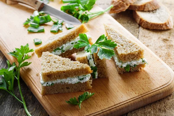 Lanche Simples São Feito Pão Centeio Queijo Creme Salsa Fresca — Fotografia de Stock