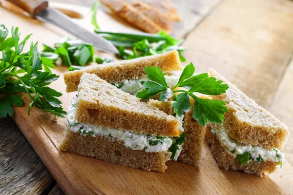 Sandvișuri Din Pâine Secară Brânză Cremă Ceapă Verde Pătrunjel Proaspăt — Fotografie, imagine de stoc