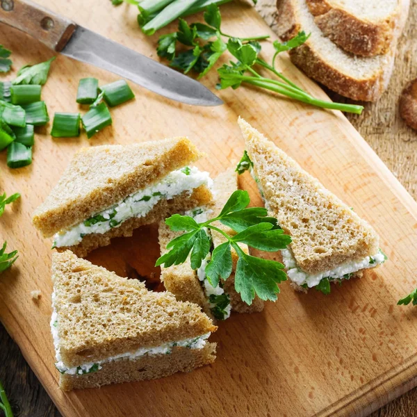 Gustare Simplă Sănătoasă Din Pâine Secară Brânză Cremă Pătrunjel Proaspăt — Fotografie, imagine de stoc
