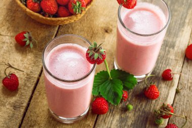 Lezzetli meyve milkshake taze olgun çilek ve süt yapılmış. Sağlıklı kahvaltı için Diyet içeceği. Üstten Görünüm.