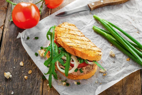 Delicious Sandwich Made Toasts Tuna Tomato Onion Arugula Ingredients Table — Stock Photo, Image