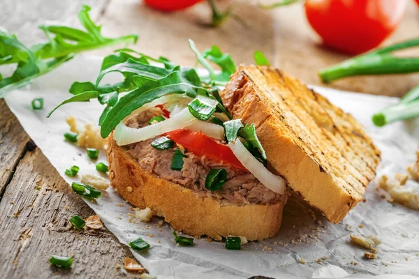 Sandwich Hecho Tostadas Parrilla Ensalada Atún Tomate Cebolla Rúcula Sobre —  Fotos de Stock