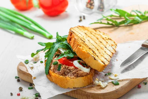 Sandwich Din Pâine Prăjită Grătar Salată Ton Roșii Ceapă Arugula — Fotografie, imagine de stoc