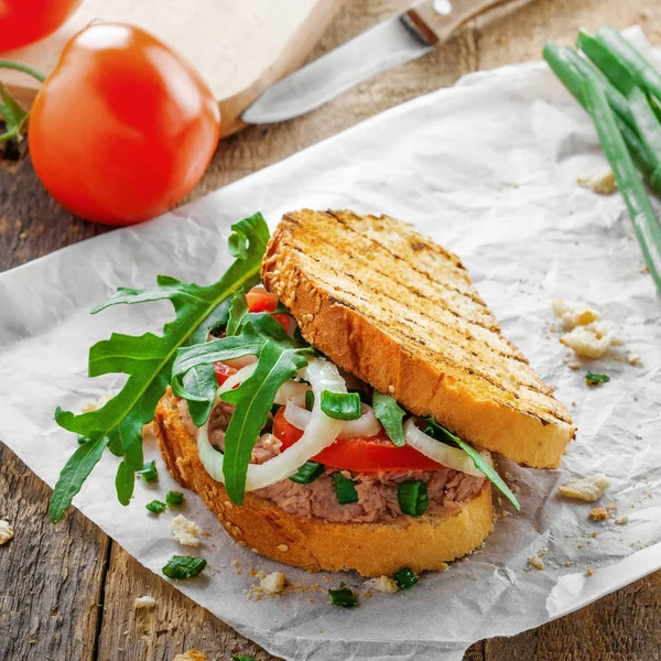 Sandwich Clasic Salată Ton Roșii Ceapă Arugula Masă Mâncare Sănătoasă — Fotografie, imagine de stoc
