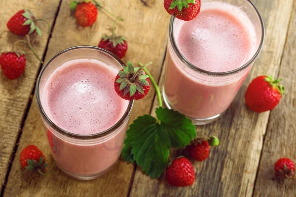 Milkshake Din Căpșuni Proaspete Coapte Masă Rustică Din Lemn Băutură — Fotografie, imagine de stoc