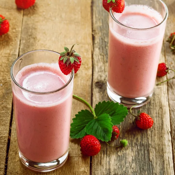 Sağlıklı kahvaltı için bir tablosundaki çilekli milkshake. Meyve sağlıklı yaşam tarzı için iç. Üstten Görünüm.