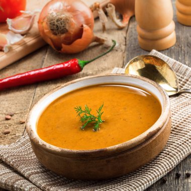 Mercimek ve tuval masa örtüsü üzerinde rustik bir kase sebze çorbası yaptım. Eski ahşap masa lezzetli sağlıklı Vejetaryen yiyecekler.