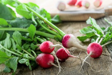 Organik turp rustik ahşap bir masa üzerinde. Sağlıklı ürün ev Bahçe.