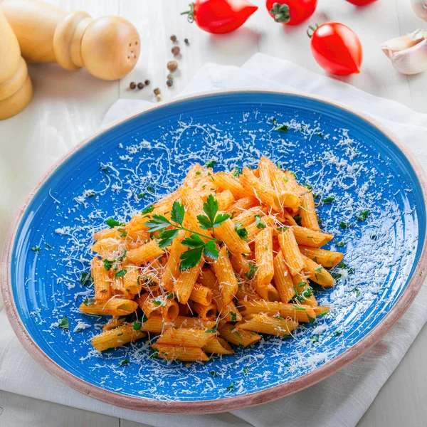 Paste Delicioase Italiene Sos Roșii Farfurie Rustică Albastră Mâncare Delicioasă — Fotografie, imagine de stoc