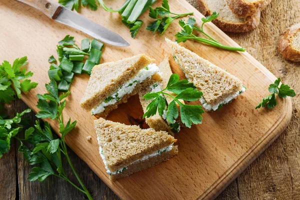 Sandvișuri Delicioase Din Pâine Secară Brânză Cremă Pătrunjel Proaspăt Ceapă — Fotografie, imagine de stoc