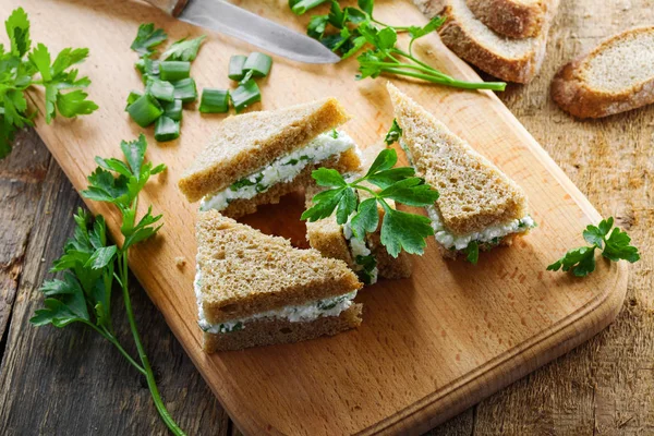 Sandwiches Hechos Pan Centeno Queso Crema Cebolla Verde Perejil Fresco —  Fotos de Stock