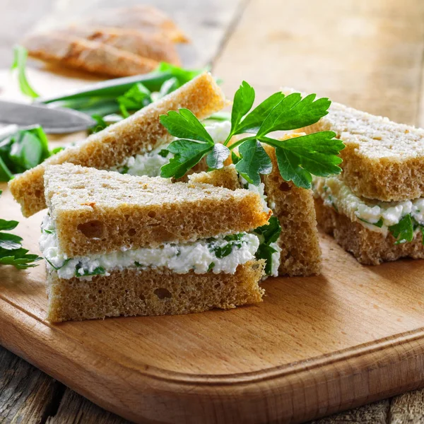 Sandvișuri Simple Brânză Cremă Pătrunjel Ceapă Verde Masă Gustare Delicioasă — Fotografie, imagine de stoc
