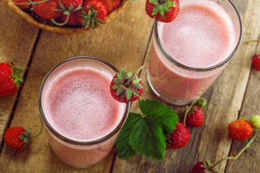 Lezzetli meyve milkshake taze olgun çilek ve süt yapılmış. Sağlıklı kahvaltı için Diyet içeceği. Üstten Görünüm yakın çekim vurdu.