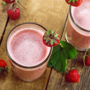 Sağlıklı kahvaltı için bir tablosundaki çilekli milkshake. Meyve sağlıklı yaşam tarzı için iç. Üstten Görünüm.