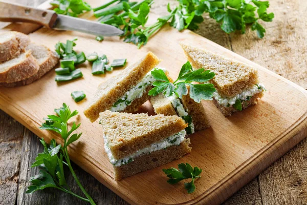 Sandvișuri Brânză Cremă Pătrunjel Proaspăt Ceapă Verde Masă Rustică Aperitiv — Fotografie, imagine de stoc