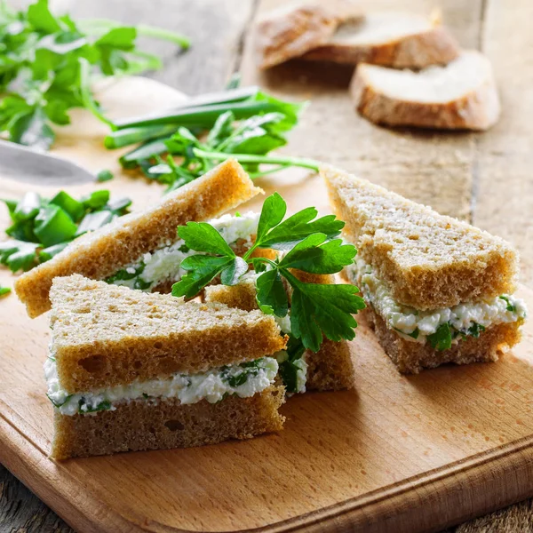 Deliciosos Sándwiches Hechos Pan Centeno Queso Crema Perejil Fresco Cebolla —  Fotos de Stock