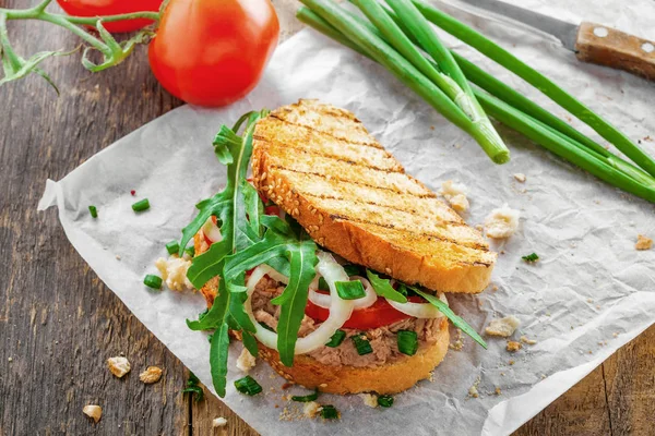 Sandwich Tostadas Con Atún Tomate Cebolla Rúcula Comida Saludable Tradicional — Foto de Stock