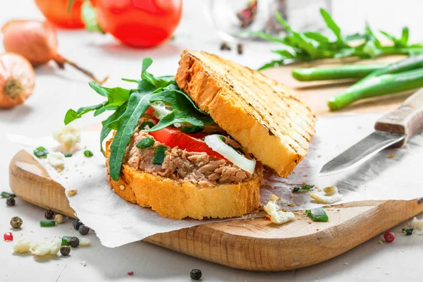 Sandwich Clasic Salată Ton Roșii Ceapă Arugula Masă Albă Mâncare — Fotografie, imagine de stoc