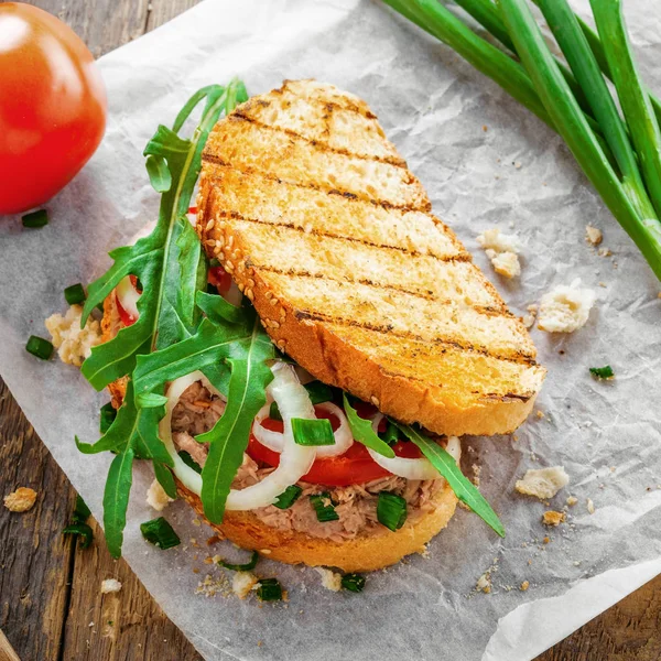 Sándwich Pescado Hecho Tostadas Parrilla Ensalada Atún Verduras Una Mesa — Foto de Stock