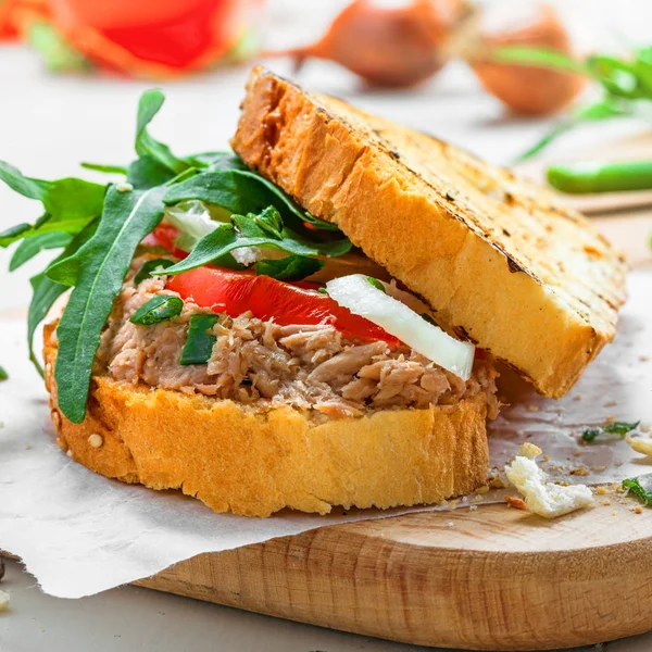 Delicioso Sándwich Hecho Tostadas Atún Tomate Cebolla Rúcula Con Ingredientes — Foto de Stock