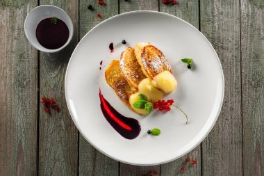 Tabak meyve reçel ve krema için sağlıklı bir kahvaltı ile tost. Lezzetli Avrupa yemek. Üstten Görünüm.