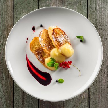 Lezzetli tost ile meyve reçel ve krema bir plaka üzerinde. Rustik ahşap bir masa üzerinde sağlıklı Avrupa kahvaltı. Üstten Görünüm.