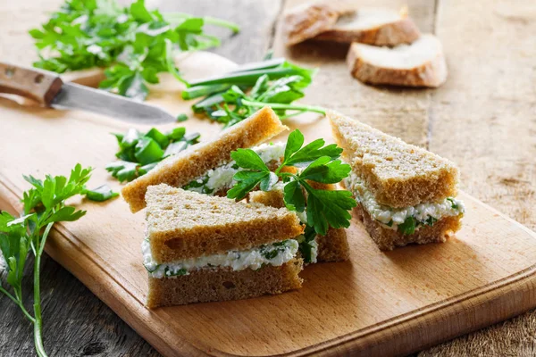 Délicieux Sandwichs Pain Seigle Fromage Crème Persil Frais Oignon Vert — Photo