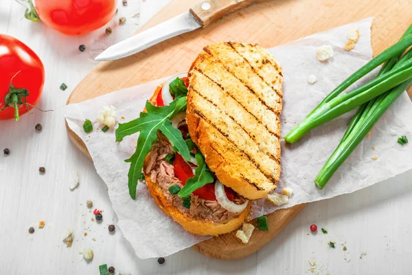 Sandwich Prăjit Ton Roșii Ceapă Arugula Alimente Tradiționale Sănătoase Din — Fotografie, imagine de stoc