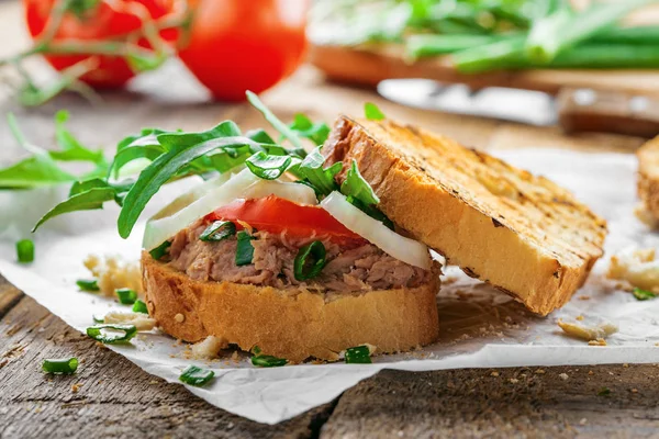 Sandwich Parrilla Con Ensalada Atún Tomate Cebolla Rúcula Sobre Una —  Fotos de Stock