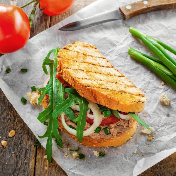 Délicieux Sandwich Composé Pain Grillé Thon Tomate Oignon Roquette Avec — Photo