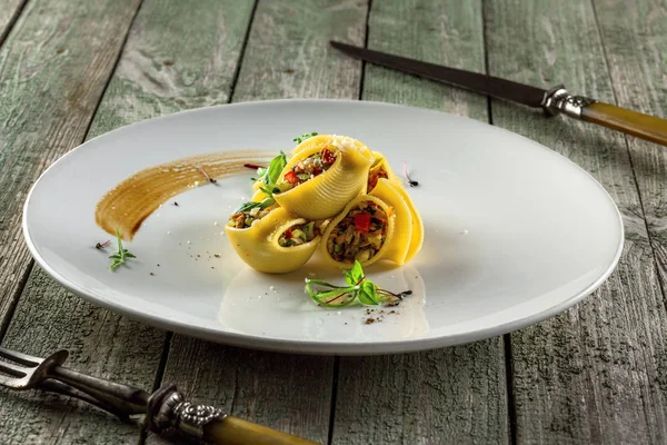 Mâncare Delicioasă Paste Lumaconi Ton Legume Farfurie Mâncare Italiană Sănătoasă — Fotografie, imagine de stoc