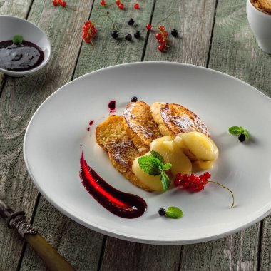 Lezzetli tost ile meyve reçel ve krema bir plaka üzerinde. Rustik ahşap bir masa üzerinde sağlıklı Avrupa Kahvaltı.