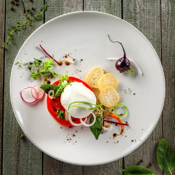 Salată Caprese Din Mozzarella Proaspătă Roșii Ierburi Masă Mâncare Sănătoasă — Fotografie, imagine de stoc