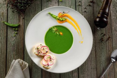 Lezzetli bezelye krem çorbası bir RIM çorba plaka. Bir tablo üzerinde Avrupa mutfağının sağlıklı gıda.