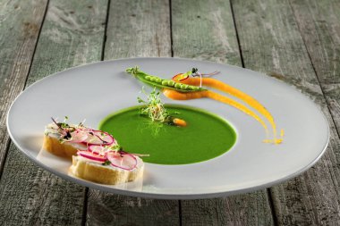 Lezzetli bezelye krem çorbası bir RIM çorba plaka. Bir tablo üzerinde Avrupa mutfağının sağlıklı gıda.